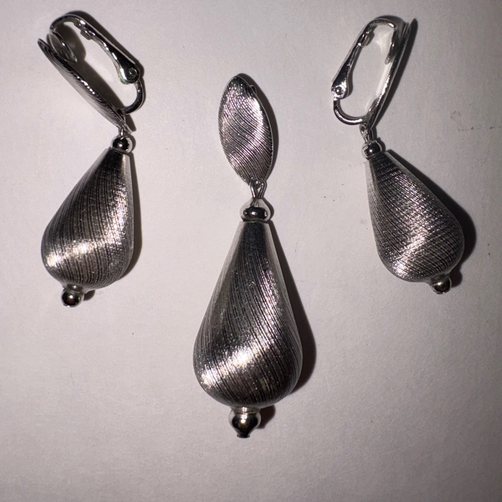 Sarah Coventry Vintage Clip-On Teardrop Earrings with Matching Pendant in Silver